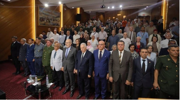 Iweẓla n temlilit taɣelnawt iwumi semman s:  idles n uzbu gar umezruy d tkatut d tsugnit